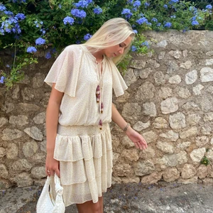 Klänning Rebecca Minkoff -  jättefina sommarklänning från Rebecca Minkoff! Tunt blommigt tyg med söta detaljer framtill. Storlek S men skulle säga at den funkar mellan XS-M. Bor för tillfället i USA men kommer hem i mitten av juni och kan då skicka klänningen. V