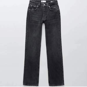 Midwaist jeans från zara. Storlek 38 men passar 36 också💖 200 kr plus frakt 📦 :)