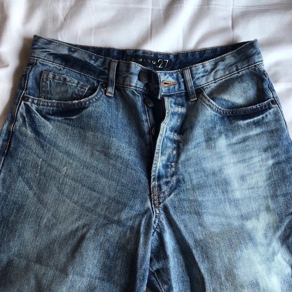 Egengjorda jeans med klorin-fläckar på ena benet och hål vid knät på andra. Supercoola!🤝. Jeans & Byxor.
