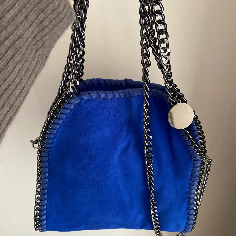 Stella MCartney liknande väska i en jättefinfin blå färg. Säljer pågrund av att den tyvärr inte kommit till användning på sistone. Hör av er för fler bilder! Den är som ny! . Laukut & Käsilaukut.