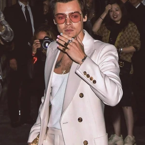 HARRY STYLES BILJETT - Hej! Söljer min onumrerade ståplats biljett jag köpte i januari till Love on tour den 29 juni. Jag ska resa bort då men märkte de först när jag hade köpt biljetten. Börja budet på 2000 kr, skirv till mig privat. Möter görna upp i stockholm för att det ska kännas tryggare för köparen eftersom jag själv tidigare blivit lurad på biljetter (;