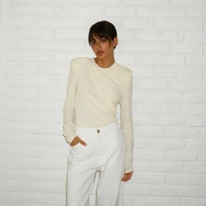 Draperad topp - Säljer denna asfina draperade bodyn från zara! Har tagit bort axelvaddarna ur den man annars är den helt ny:) storlek M men skulle säga att de är mer en S