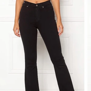 Utsvängda jeans  - Jätte snygga utsvängda jeans från dr.demin i stolek M men passar S också. Använda men i bra skick, skriv privat för fler bilder💕 nypris 500kr