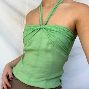 Grön mesh halterneck  - KÖP DIREKT FÖR 160kr! Vackraste gröna halternecken!! Övertyget är mesh men plagget är ej genomskinligt. Knyts och justeras i ryggen. Jag själv bär oftast storlek s i toppar men tror även den kan passa en xs då den går att anpassa. Köparen står för 51kr spårbar frakt.  Högsta bud 110kr. Avslutas när annonsen markeras såld. Du vinner om ingen budar mer än dig på 24h. 