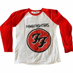 Foo fighters longsleeve - Fett clean Foo fighters longsleeve i storlek small. Hade rockat sönder denhär om den inte va för liten.