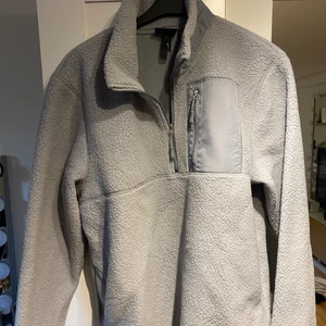 Blå fleece  - Blå fleece från H&M, endast använd en gång💞
