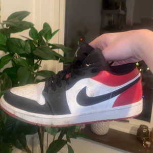 Jordan 1 low black toe, Us10, 44 - Användt skick, låda kvitto finns