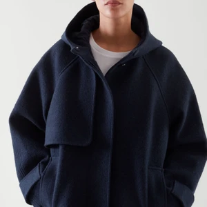 säljer min älskade kappa från cos💕💕💕💕 - helt slutsåld och svår att få tag i eftersom de är så många som vill ha!! Knappast använd och priset går att diskuteras!!👏🏼👏🏼😘😘🤌🏼🤌🏼🤌🏼