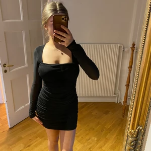 Kort svart klänning  - Som ny, prislappen är kvar😍😍. Det är ett genomskinligare material på armarna :) säljer för 180 inkl frakt. 