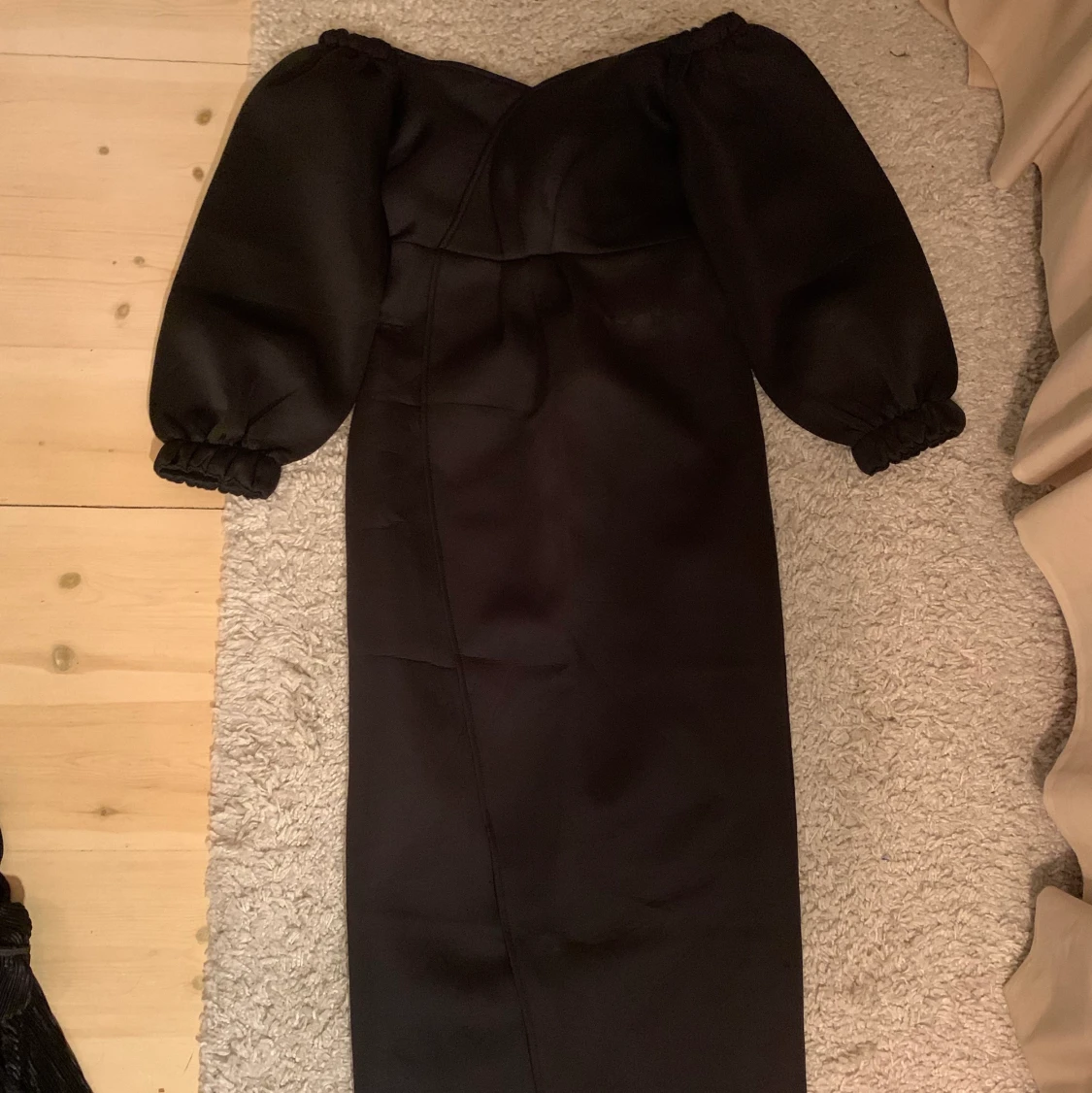 Svart miniklänning med bara axlar