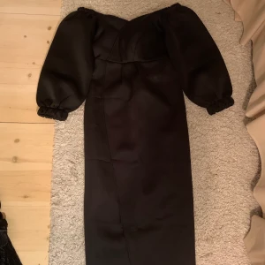 Svart miniklänning med bara axlar  - Helt oanvänd svart midiklänning! 
