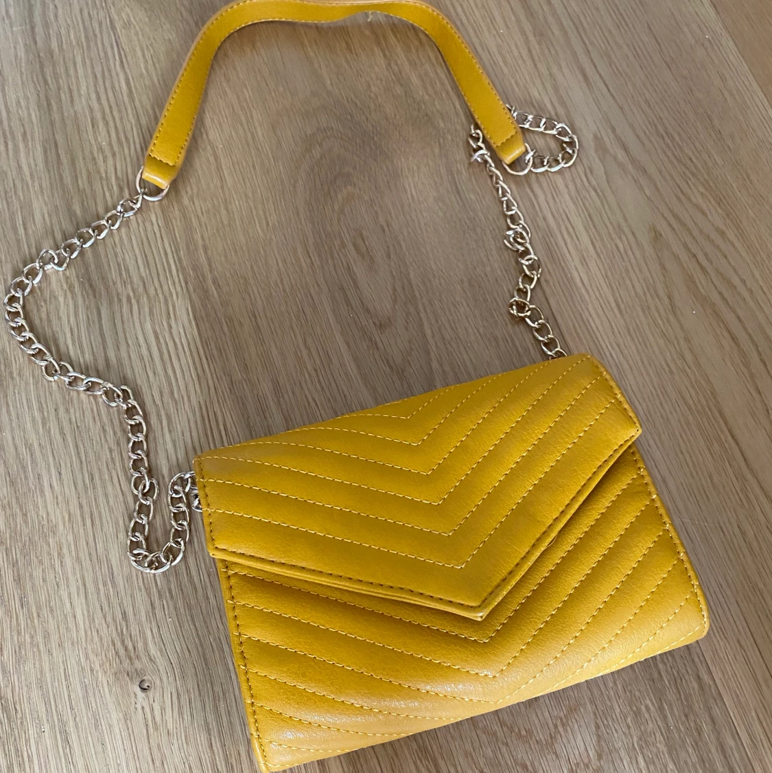 Gul väska