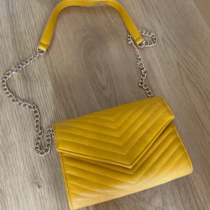 Gul väska - Nästan oanvänd väska i en jättefin somrig färg⭐️