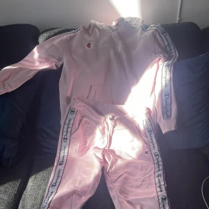 Costume - Pink champion costume. Bought for 1200kr both. Selling for 500 both pieces.