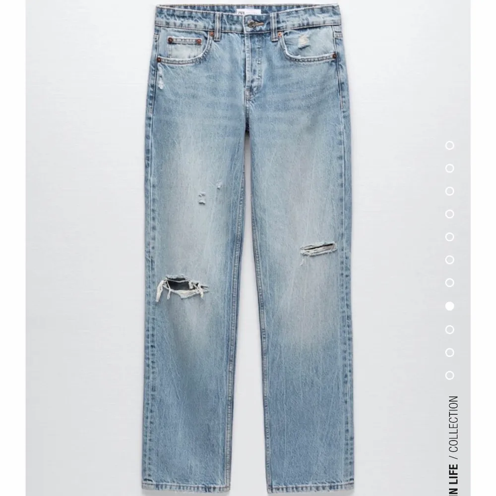 Säljer dessa sprillans nya jeans som är lågmidjat jag köpte föra veckan typ men dom passa mig inte😢 storlek 38 ”budet ligger på 350kr”. Jeans & Byxor.