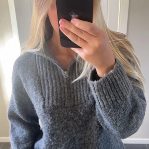 Mörkgrå stickad me krage  - Mörkgrå stickad tröja med krage i storlek xxs men sitter mer som en s🤍 frakt tillkommer!!