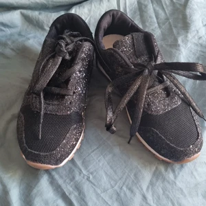Sneakers strl 37, märke okänd - Glittriga sneakers i strl 37, märke okänt. Oanvända