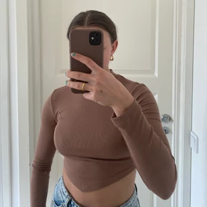 Topp - Superfin brun topp med öppen rygg. Aldrig använd. Köparen står för frakt på 45 kr🤍