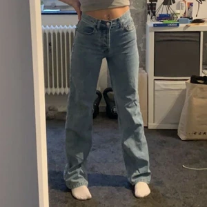 Asos högmidjade jeans strl.25/32 - Ett par sjukt snygga högmidjade jeans som jag säljer nu pga att jag skaffat navelpiercing, köpt för bara någon månad sen och i mycket bra skick. Köparen står för frakt💗