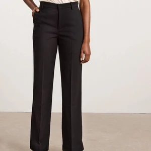 Kostymbyxor ”Fiona” - Säljer mina fina kostymbyxor från Lindex i den populära modellen ”Fiona”. En liten röd fläck på höger ben som inte går bort😩 därav lägre pris! (Förmodligen nagellack!) hör av er vid frågor❤️ kan frakta om man står för kostnaden 🚚