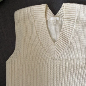 Stickad väst från HM - Vit Stickad väst från H&M. Str xs, passform Xs-S