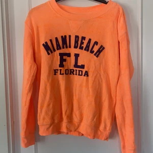 Neon orange tröja  - Den mysigaste tröjan jag någonsin haft som man verkligen lyser i!!!