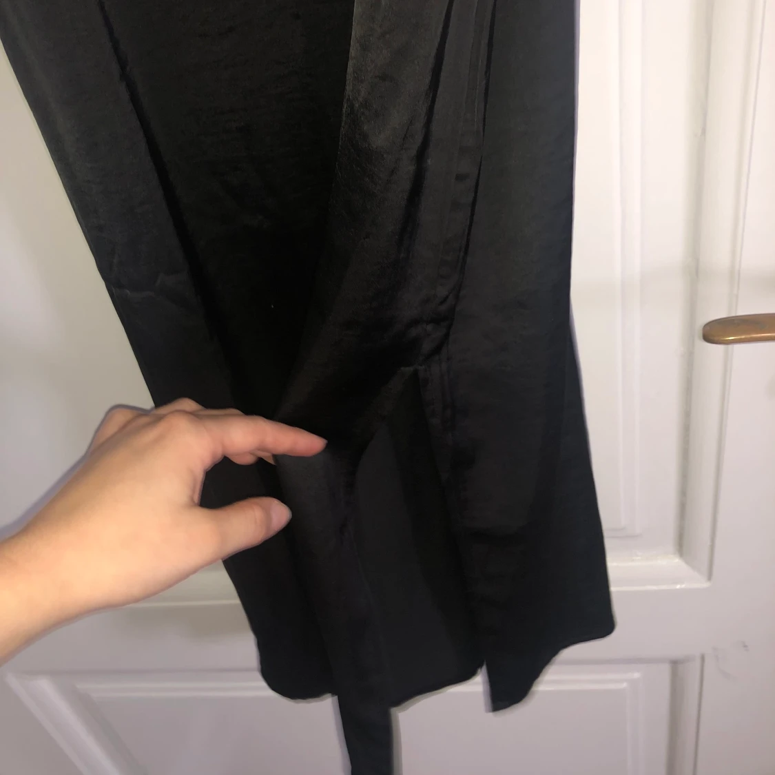 Lång svart klänning i silkesmaterial  - 91