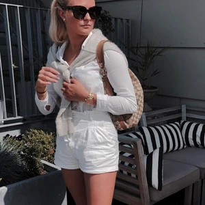 Vita Knytshorts Stradivarius 🤍 - Vita knutshorts från stradivarius. Storlek S.