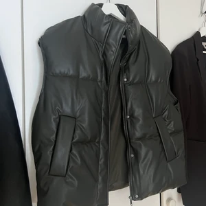 Zara väst - Säljer min super fina väst i en militärgrön färg som aldrig har kommit till användning tyvärr, sitter super snyggt.  strl S (oversized) ❤️  högst bud på västen, så är den din❤️