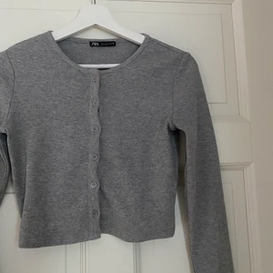 Tröja  - Säljer denna tröja ifrån Zara. Aldrig andvänd, storlek S.