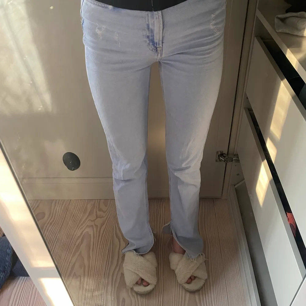 Säljer mina så snygga jeans från zara. De är långa och raka med supersnygga slitningar både fram och bak. Jag har nästan alltid 36 men dessa passar perfekt på mig, inte alls för små. Frakt 79kr. Jeans & Byxor.