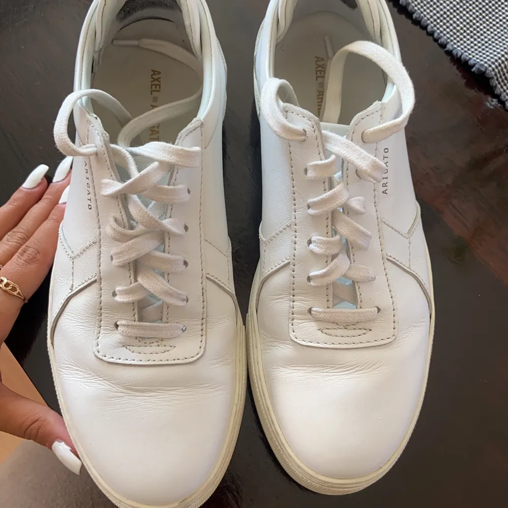 Fräscha skor till sommaren, knappt använda men är lite creaseade, köpte för 1900 så säljer för 1000, men kan diskuteras om affären är snabb, kan posta men köparen står för frakt. Skor.