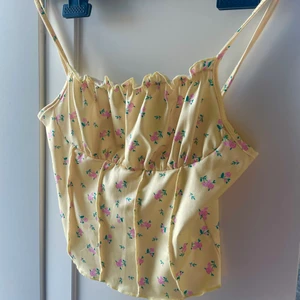 Sommar topp - Supergullig sommar topp från shein, passade inte riktigt mig tyvärr, men tröjan är i nyskick. Fint material. Har skrivit i spårbar frakt, men vill man ha billigare alternativ utan att kunna spåra det så finns det. 