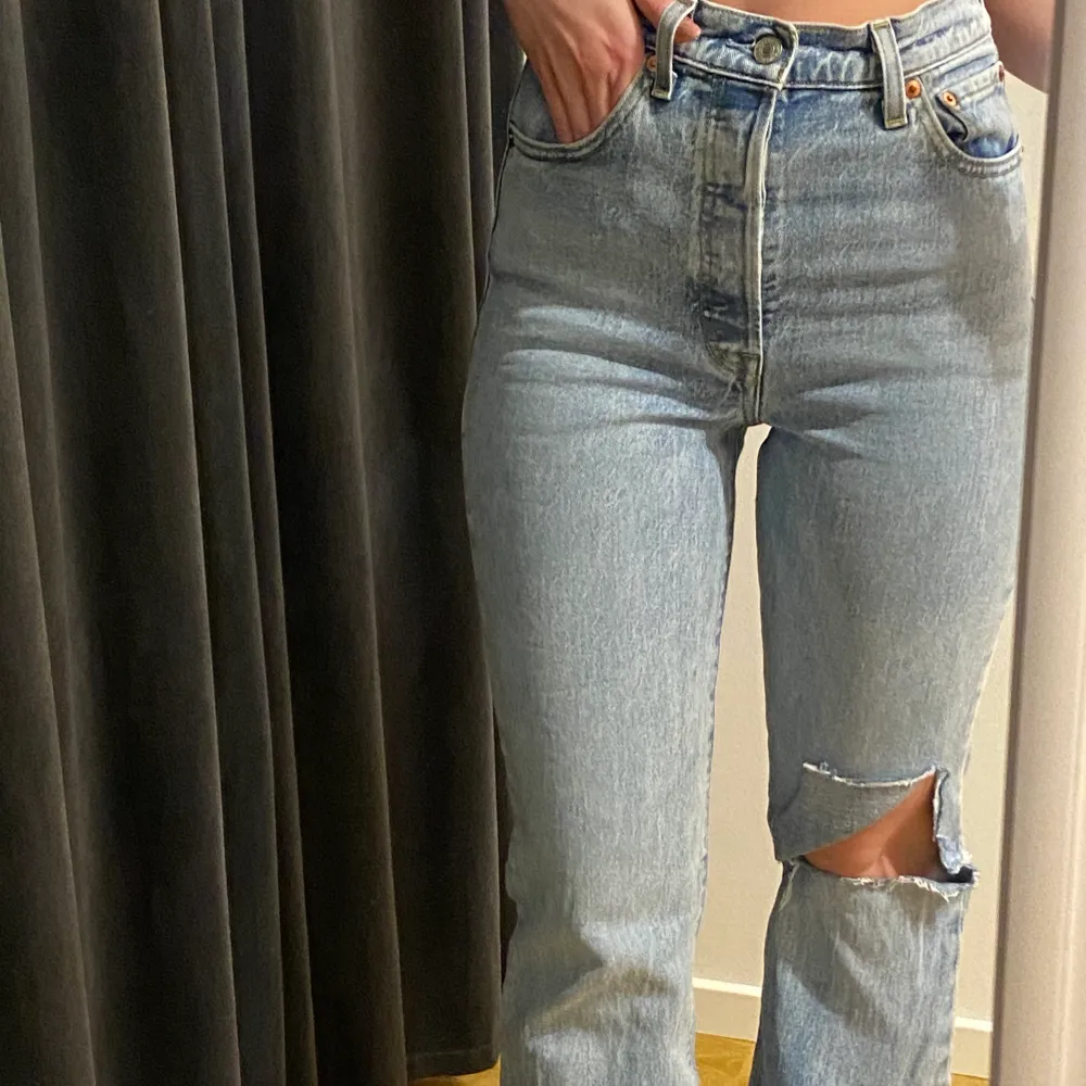 Super bekväma Levis jeans, säljer då dom tyvärr inte kommer till användning längre. Använda ett fåtal gånger men är fortfarande i super skick😊 pris går även att diskuteras!!. Farkut & Housut.