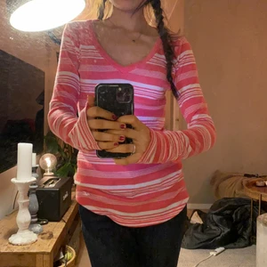 hollister tröja  - en så fin hollister tröja. en av de skönaste jag äger och passar på alla. den är XS men mer som en S. möts upp💘💘 pris kan diskuteras. 