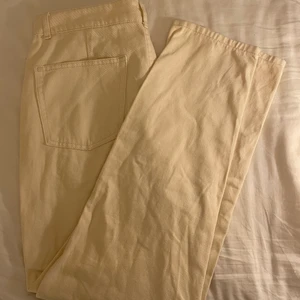 Ljusa jeans hm  - Ett par ljusa, typ creme vita jeans från hm. Inte stretchiga i materialet så dem är små i storleken. Storlek 44. Frakt tillkommer