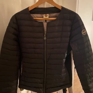 Colmar jacka - En svart tunn colmarjacka i storlek 38 