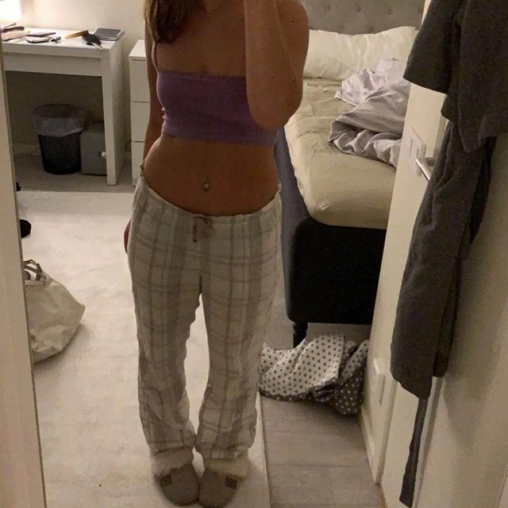 Lågmidjade pyjamasbyxor som passar någon som har XS-M. Från HM men finns inte kvar på hemsidan❣️ jag på bilderna är 167cm lång men de är långa på mig. BUDA PRIVAT, högsta budet ligger på 140kr❣️❣️. Jeans & Byxor.