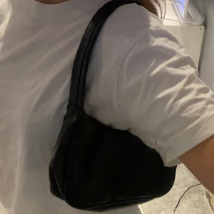 axelväska - snygg väska som inte har några skador alls, ganska liten men man får plats med väldigt mycket!