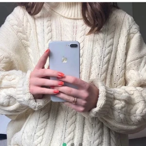 Stickad tröja - Säljer denna oversized stickade tröjan som är perfekt nu till vintern! Plagget är köpt på plick så bilden är lånad från tjejen jag köpte den av! Frakt tillkommer!😃