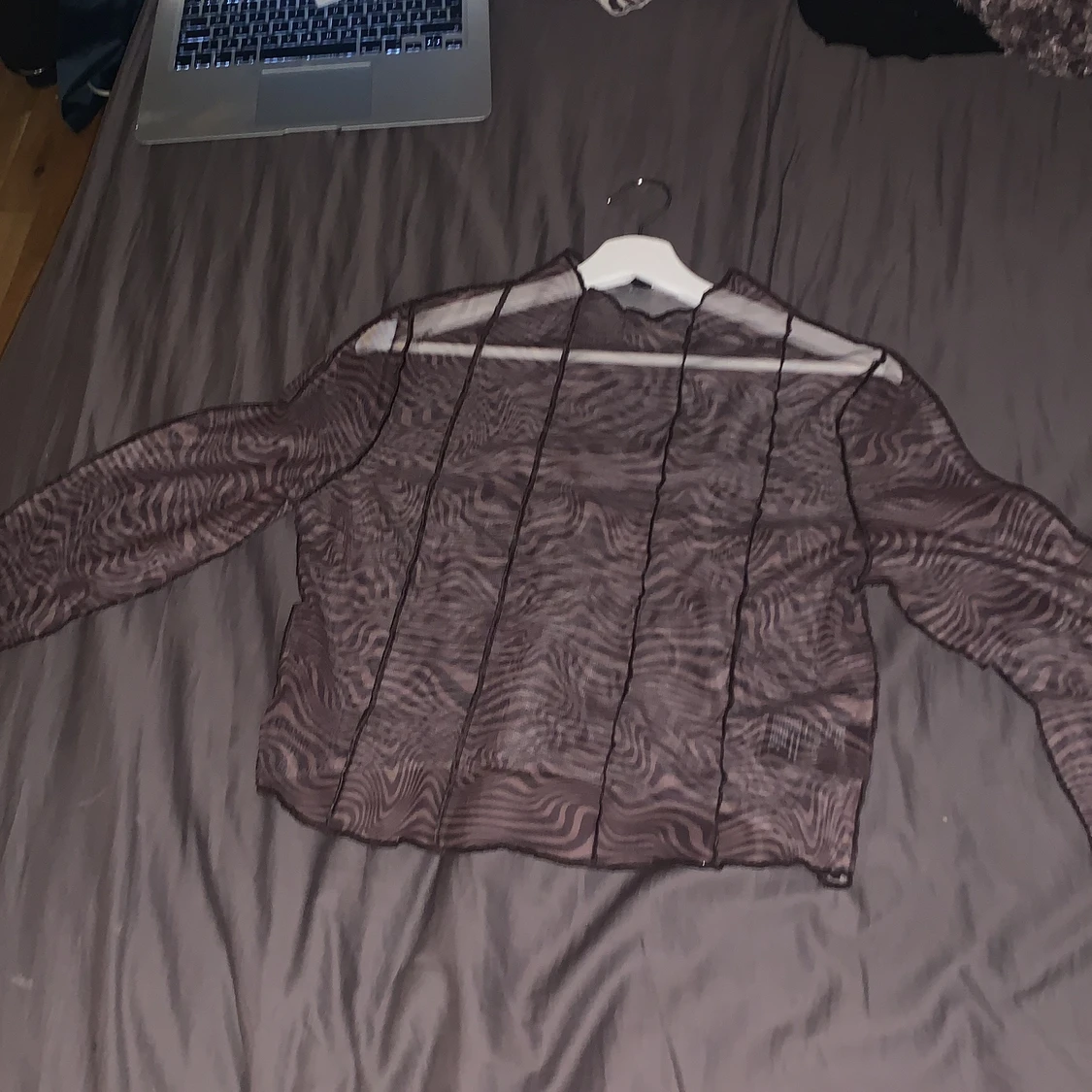 H&M genomskinlig tröja. DIVIDED - 90