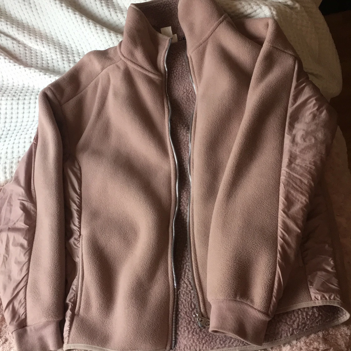 Fleecejacka i gammelrosa