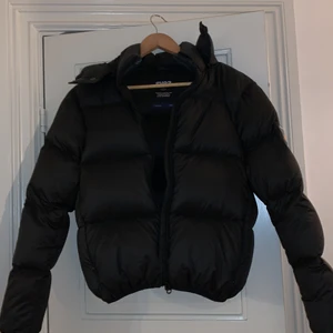 Dunjacka från Svea - Dunjacka från Svea i storlek S. Med på och avtagbar luva. Har använt ca 5 gånger, är som ny.