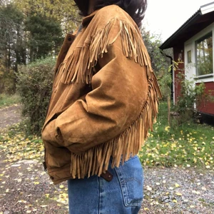 Unisex frans jacka cowboy bud - Otrolig frans jacka i extremt bra skick. Köpt på gammalt lager för 1000 kr och använt få gånger så budgivning startar på 700 kr och sätter en slut tid när första budet faller in. Jag är en s men den passar mig ändå 
