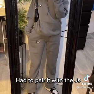 Mjukisbyxor - Skit snygga populära mjukissättet från PLT. Helt utsålda på hemsidan och säljer endast byxorna i storlek 6. Passar mig som är en storlek S och 173 cm ❤️