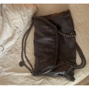 Väska  - Stella McCartney liknande väska ❤️ mörk grå köpt här på Plick ❤️ säljer bara för rättvist pris 😁