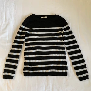 Randig tröja - Randig tröja från Oasis i lite glittrigt tyg! Passar mig som brukar ha XS/S 🤎