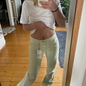 Lågmidjade jeans från zara - Jeans från zara i en krämvit/ väldigt ljus grön färg, så snygga med lappen kvar! Storlek 38 men passar mig som är 36! De har slits nere och är långa på mig som är 162 men funkar såklart bra att klippa av💗