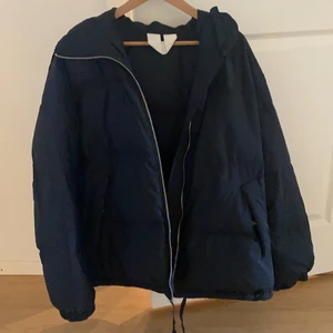 Arket jacka Dam - Säljer mammas arket jacka, storlek L knappt använd. 9/10