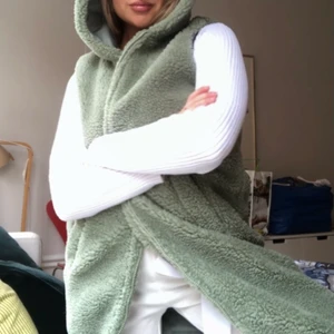 Grön teddyväst  - Superfin teddyväst som ej kommer till användning